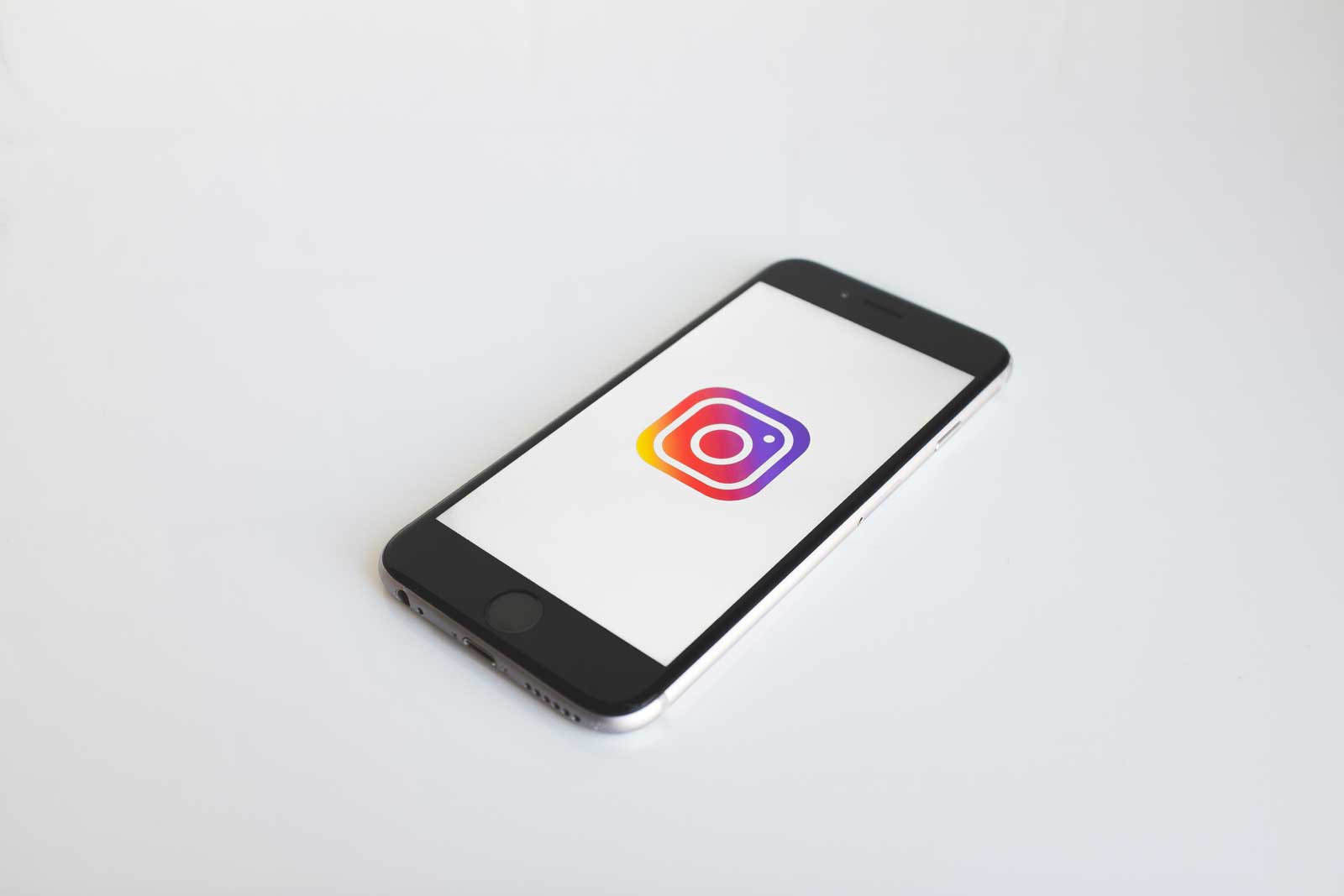 Smartphone com logotipo do instagram para o texto de como ganhar seguidores no instagram